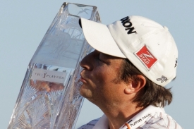 Jihoafrický golfista Tim Clark s vítěznou trofejí.