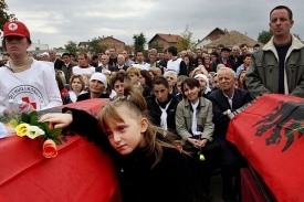 Pohřeb obětí války v Kosovu.
