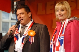 Jiří Paroubek s manželkou Petrou na předvolebním mítinku.