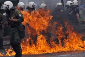 Řecká krize vyvolala v ulicích Atén nepokoje.