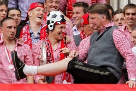 Fotbalisté Bayernu s koučem van Gaalem slavili mistrovský titul.