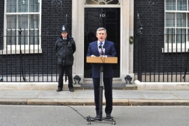 Britský premiér Gordon Brown odstoupí z čela Labouristické strany.
