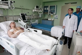 Ruský prezident Dmitrij Medveděv se zraněnými horníky v nemocnici.