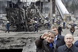 Ruský premiér Vladimir Putin na místě důlního neštěstí.