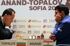 Ind Ánand (vpravo) zůstává šachovým mistrem světa.