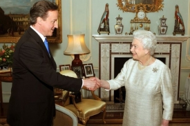Davida Camerona jmenovala královna novým premiérem.