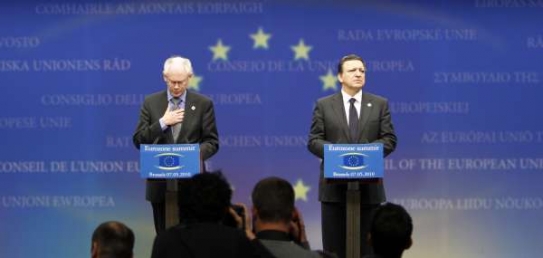 Politiici 'zachraňují' jednotnou měnu. Rompuy a Barroso.