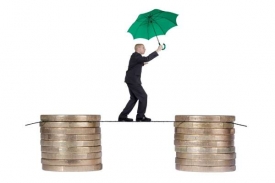 Balancování s děštníkem na záchranu eura (ilustrace).