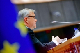 Eurokomisař Rehn dává Estoncům "eurozelenou".