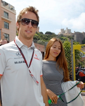 Jenson Button s přítelkyní v ulicích Monte Carla.