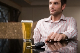Dát si skleničku alhoholu znamená problém - co s autem?