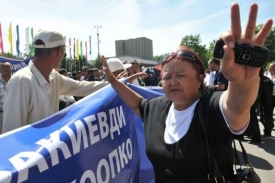 Demonstrace 12. května v Biškeku.