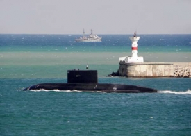 Ponorka Alrosa opouští černomořský přístav.