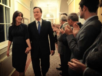Cameron s chotí přichází do sídla vlády.