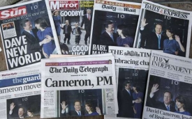Novinové titulky britských listů po sestavení nové vlády.