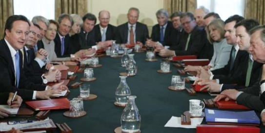 První zasedání nové britské vlády.