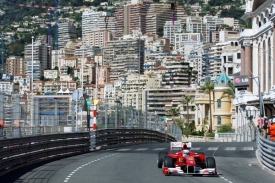 Fernando Alonso v prvním tréninku na trati v Monaku.