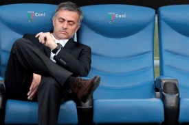 Znuděný José Mourinho před začátkem finále Italského poháru.