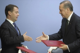 Ruský prezident Medveděv a turecký premiér Erdogan.