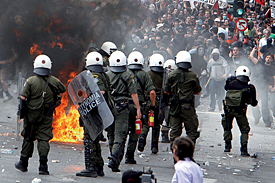 Turisté kvůli nepokojům omezili cesty do Řecka.