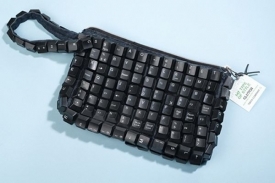 Ekologická kabelka ze staré klávesnice.