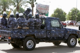 Policejní patrola v metropoli Chartúm.