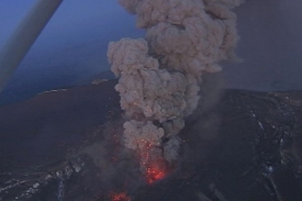 Islandská sopka dál chrlí popel.