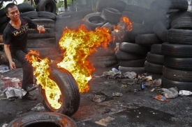 V obchodní, diplomatické a hotelové čtvrti Bangkoku hořely pneumatiky.