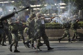 V centru Bangkoku bojuje s armádou asi pět tisíc lidí.
