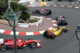 V čele Red Bull. Tradiční obrázek z Monaka.