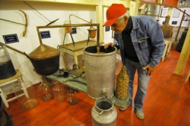 Muzeum představuje nejrůznější zařízení na výrobu lihovin.
