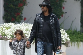 Známý herec na procházce se synem.