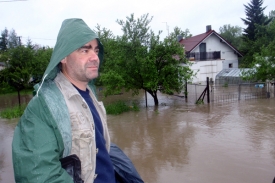 Starousedlík Miroslav Segar u zaplavených domů v Ostravě-Koblově.