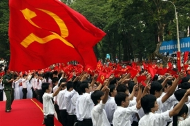 Vietnam má mnoho tváří (foto z nedávných oslav).