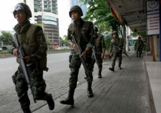 Vojáci obkličují demonstranty v Bangkoku.