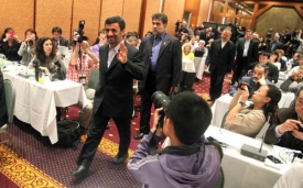 Prezident Ahmadínežád na tiskovce v New Yorku.