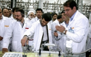 Íránský prezident Ahmadínežád v jaderném zařízení v Natanzu.