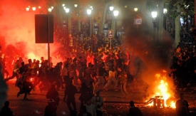 Fanoušci Barcelony řádili v ulicích během oslav mistrovského titulu.
