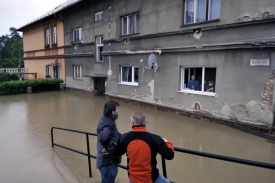 Obyvatelé Tesaříkovy ulice v Hranicích nesouhlasili s evakuací.