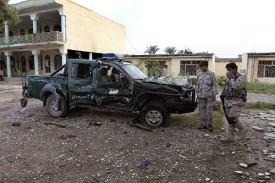 Policejní vozidlo po sebevražedném útoku v Kandaháru 17. května 2010.