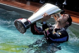 Mark Webber skočil v Monte Carlu v rámci oslav do bazénu i s trofejí.