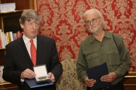 Ministr kulutry Václav Riedlbauch předává Koudelkovi cenu.