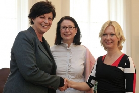 Šéfka sněmovny Miroslava Němcová (uprostřed) vítá nové kolegyně.