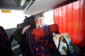 Paní Smolková se svým pejskem v evakuačním autobusu.