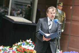 Před rokem ještě Václav Kasík kladl věnce jako ředitel ČRo.