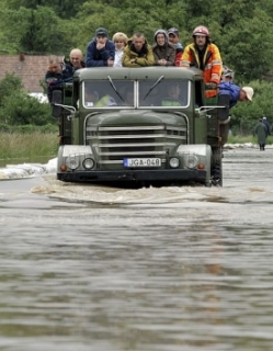 Evakuace ze zatopené obce v Maďarsku.