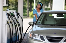 Více než třetina řidičů tankuje podle ceny paliva.
