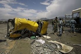 Zbytky vozidla po sebevražedném útoku v Kábulu 18. května 2010.
