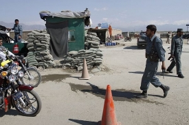 Afghánští policisté u základny Bagrám, která se stala terčem útoku.