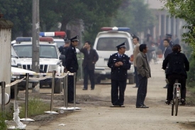 Policisté hlídkují u školky, která se stala 13. 5. 2010 terčem útoku.